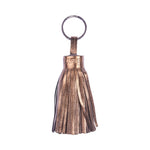 Keyring Pompom Large, Bronze Metallic, von LABEL17: grosser Pompom Schlüsselanhänger, gefertigt aus geschmeidigem, pflanzlich gegerbtem Lamm-Nappaleder. Grösse Pompom: L 12 cm, Ø 4 cm.