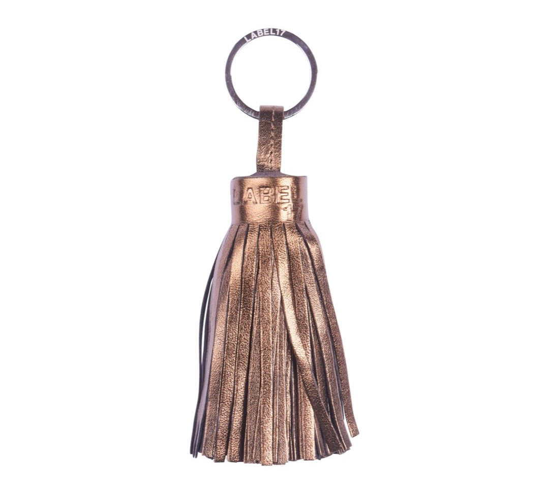 Keyring Pompom Large, Bronze Metallic, von LABEL17: grosser Pompom Schlüsselanhänger, gefertigt aus geschmeidigem, pflanzlich gegerbtem Lamm-Nappaleder. Grösse Pompom: L 12 cm, Ø 4 cm.