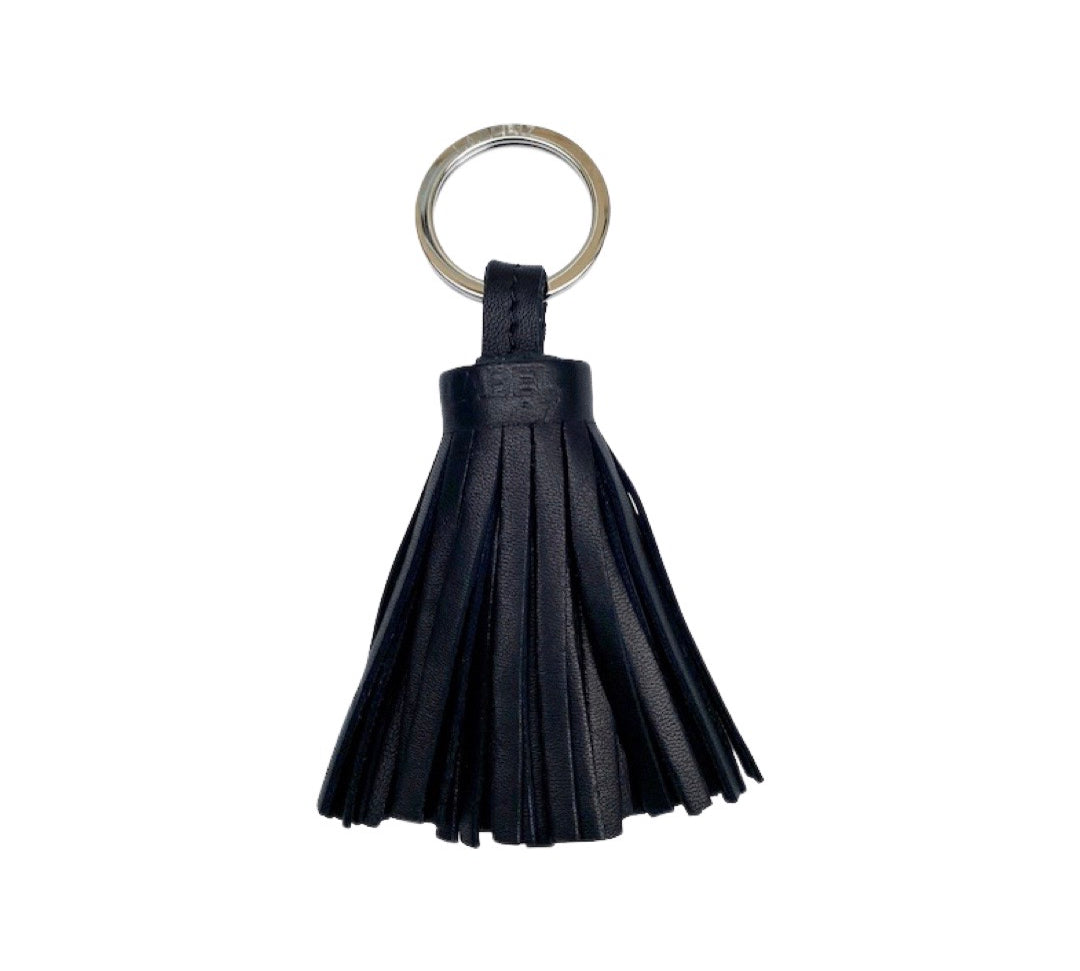 Keyring Pompom Medium in Black von LABEL17: Mittelgrosser Schlüsselanhänger, gefertigt aus geschmeidigem, pflanzlich gegerbtem Lamm-Nappaleder. Liegt angenehm in der Hand und ziert jeden Schlüsselbund. Grösse: L 8.5 cm, Ø 2.5 cm, handgefertigt in Marokko.