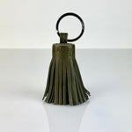 Der Keyring Pompom Medium in Olive von LABEL17 ist ein Mittelgrosser Schlüsselanhänger, gefertigt aus geschmeidigem, pflanzlich gegerbtem Lamm-Nappaleder. Liegt angenehm in der Hand und ziert jeden Schlüsselbund.