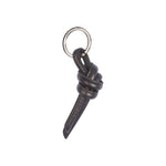 Schlüsselanhänger mit Knoten aus geschmeidigem, pflanzlich gegerbtem Lamm-Nappaleder in Black von LABEL17. Die haptische Qualität macht den Keyring zum Handschmeichler. Hergestellt in Marokko