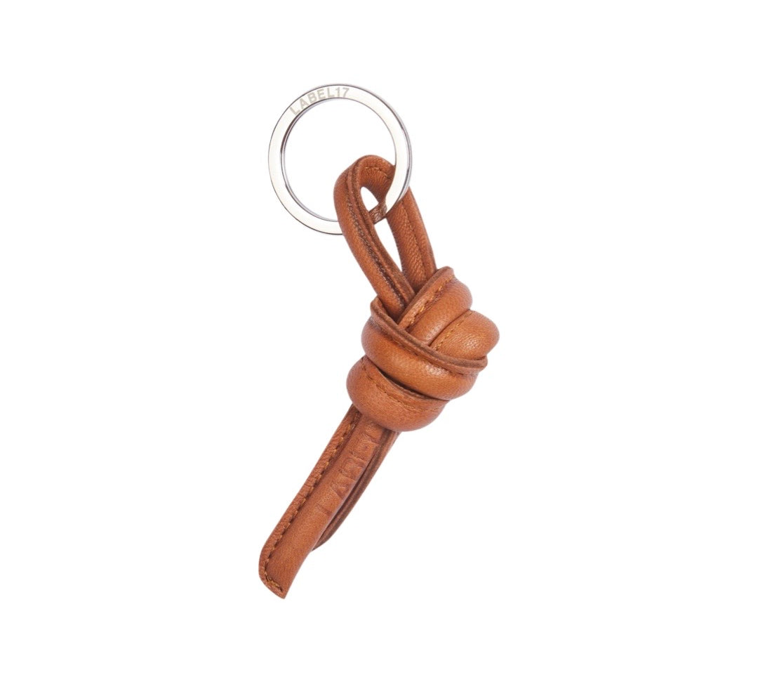 Schlüsselanhänger mit Knoten aus geschmeidigem, pflanzlich gegerbtem Lamm-Nappaleder in Cognac von LABEL17. Die haptische Qualität macht den Keyring zum Handschmeichler. Hergestellt in Marokko