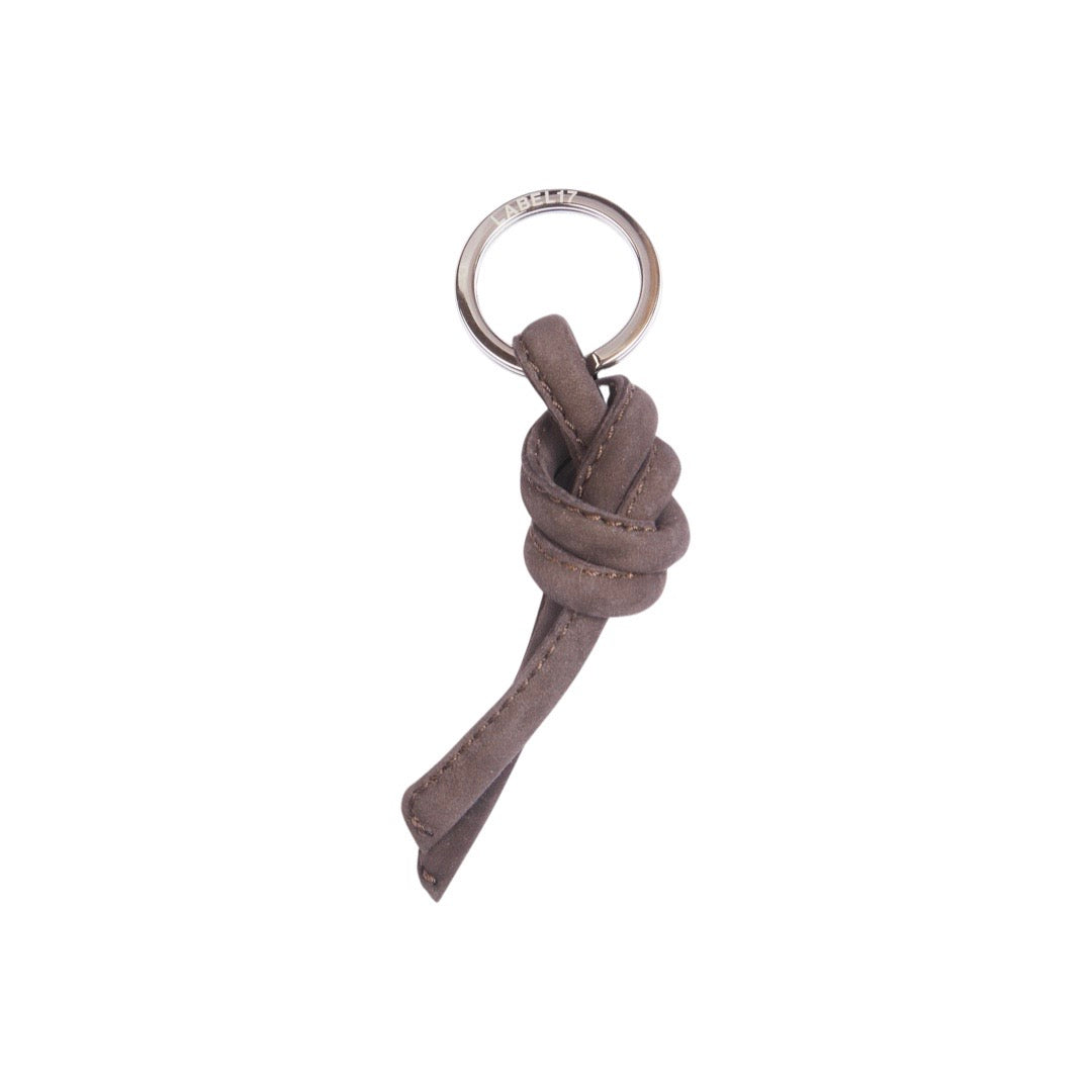 Schlüsselanhänger mit Knoten aus geschmeidigem, pflanzlich gegerbtem Lamm-Nappaleder  in Mocca Suede von LABEL17. Die haptische Qualität macht den Keyring zum Handschmeichler. Hergestellt in Marokko
