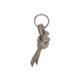 Schlüsselanhänger mit Knoten aus geschmeidigem, pflanzlich gegerbtem Lamm-Nappaleder in Olive von LABEL17. Die haptische Qualität macht den Keyring zum Handschmeichler. Hergestellt in Marokko
