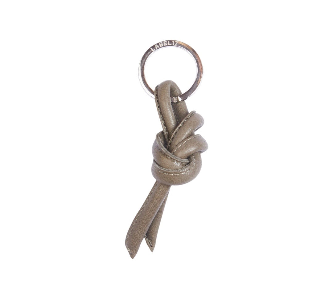 Schlüsselanhänger mit Knoten aus geschmeidigem, pflanzlich gegerbtem Lamm-Nappaleder in Olive von LABEL17. Die haptische Qualität macht den Keyring zum Handschmeichler. Hergestellt in Marokko