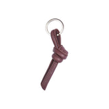 Schlüsselanhänger mit Knoten aus geschmeidigem, pflanzlich gegerbtem Lamm-Nappaleder in Wine von LABEL17. Die haptische Qualität macht den Keyring zum Handschmeichler. Hergestellt in Marokko