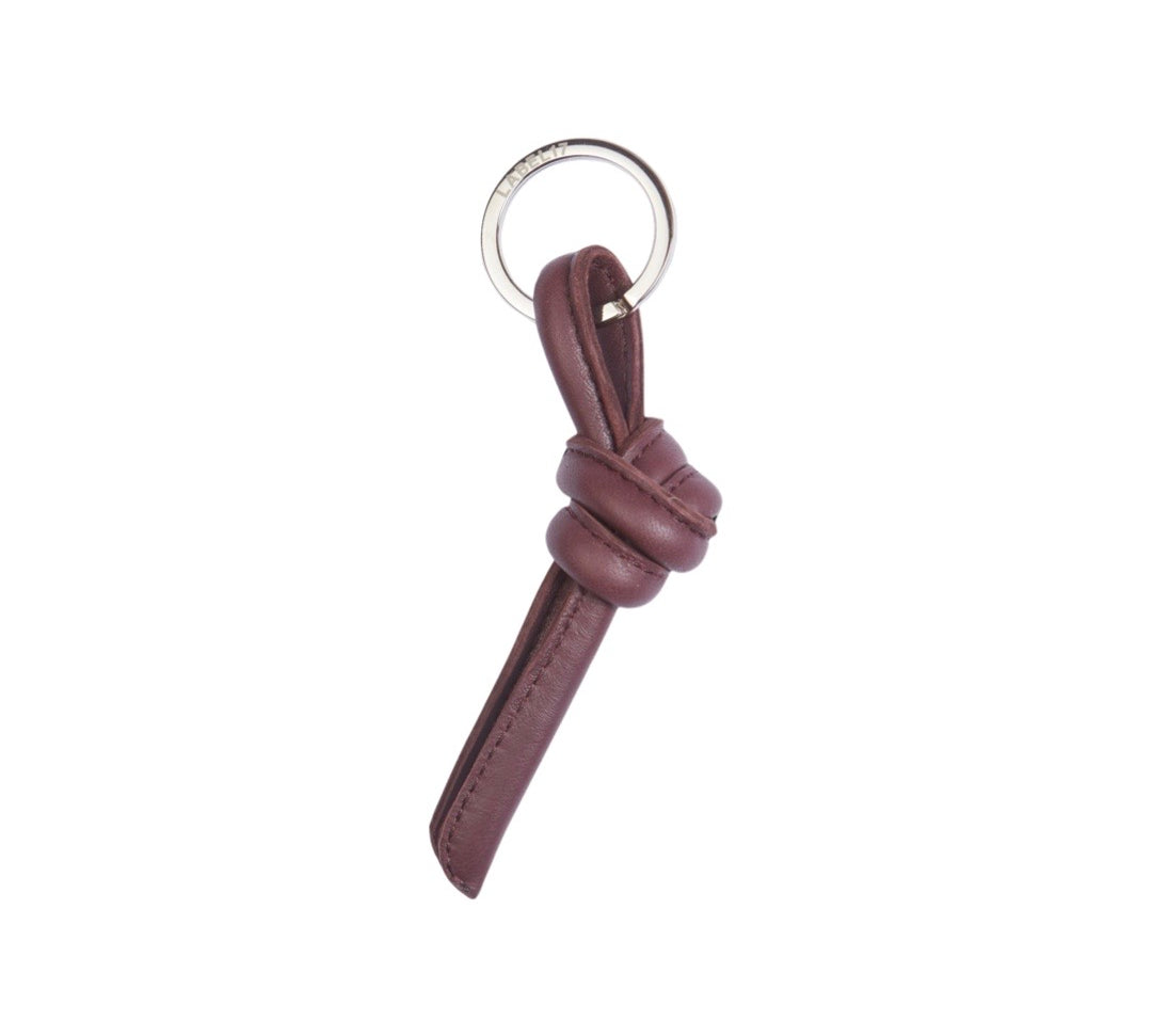 Schlüsselanhänger mit Knoten aus geschmeidigem, pflanzlich gegerbtem Lamm-Nappaleder in Wine von LABEL17. Die haptische Qualität macht den Keyring zum Handschmeichler. Hergestellt in Marokko