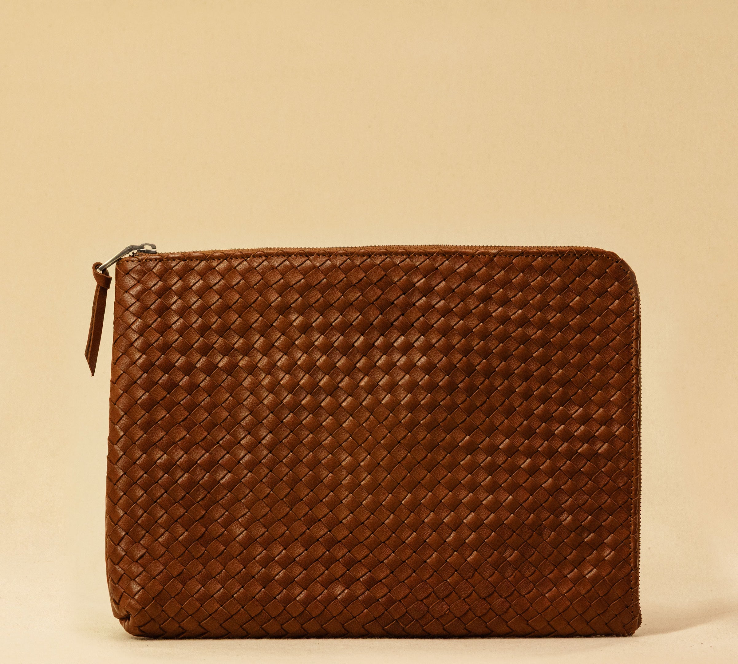 Style and Security, woven into one. The Braided Laptop Case 14 by LABEL17, combines hand-braided lamb nappa leather on the front with smooth leather on the back. Lightly padded, it holds laptops from 13” to 14” securely – with room for documents.
Also available for 15” and 16” devices.
Handmade in Morocco.