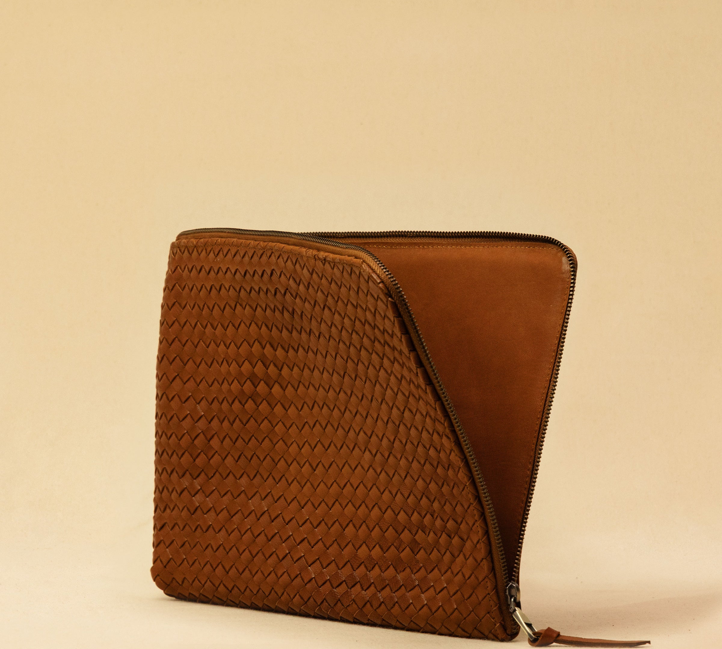 Style and Security, woven into one. The Braided Laptop Case 14 by LABEL17, combines hand-braided lamb nappa leather on the front with smooth leather on the back. Lightly padded, it holds laptops from 13” to 14” securely – with room for documents.
Also available for 15” and 16” devices.
Handmade in Morocco.