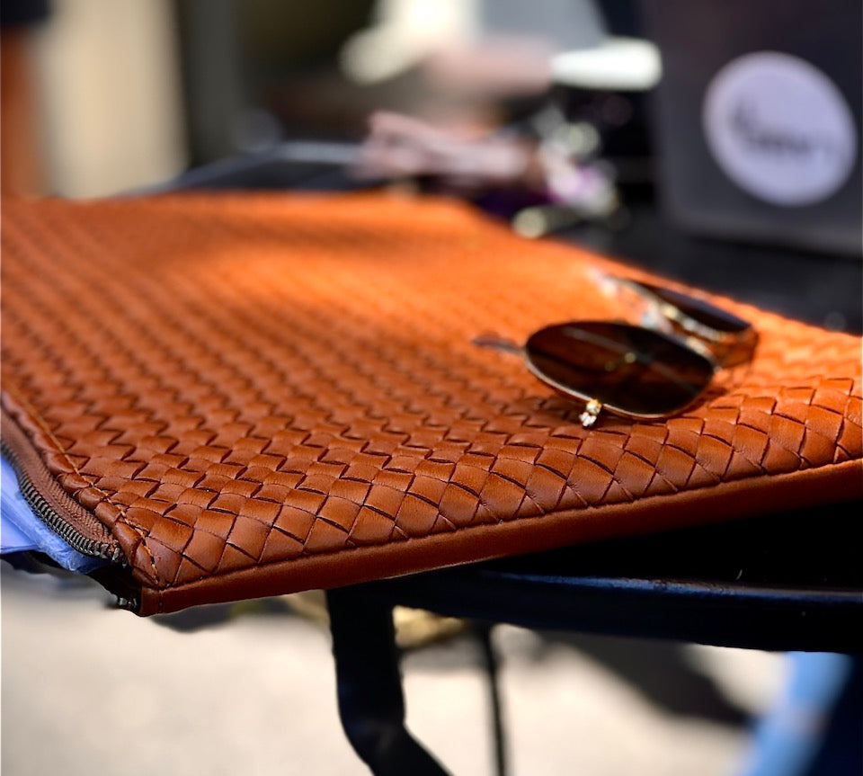 LABEL17 Laptop Case 13" - 14", von Hand geflochten, geschmeidiges, pflanzlich gegerbtes Lamm-Nappaleder, cognac