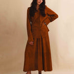 Die Leather Blouse ALEA von LABEL17 ist aus weichem Veloursleder gefertigt. Klare Linien, eine entspannte Passform und lange Ärmel verleihen ihr eine raffinierte Silhouette mit subtiler Struktur. Als Hemdbluse tragbar oder offen gestylt als Overshirt – ein zeitloses Essential für den Alltag.