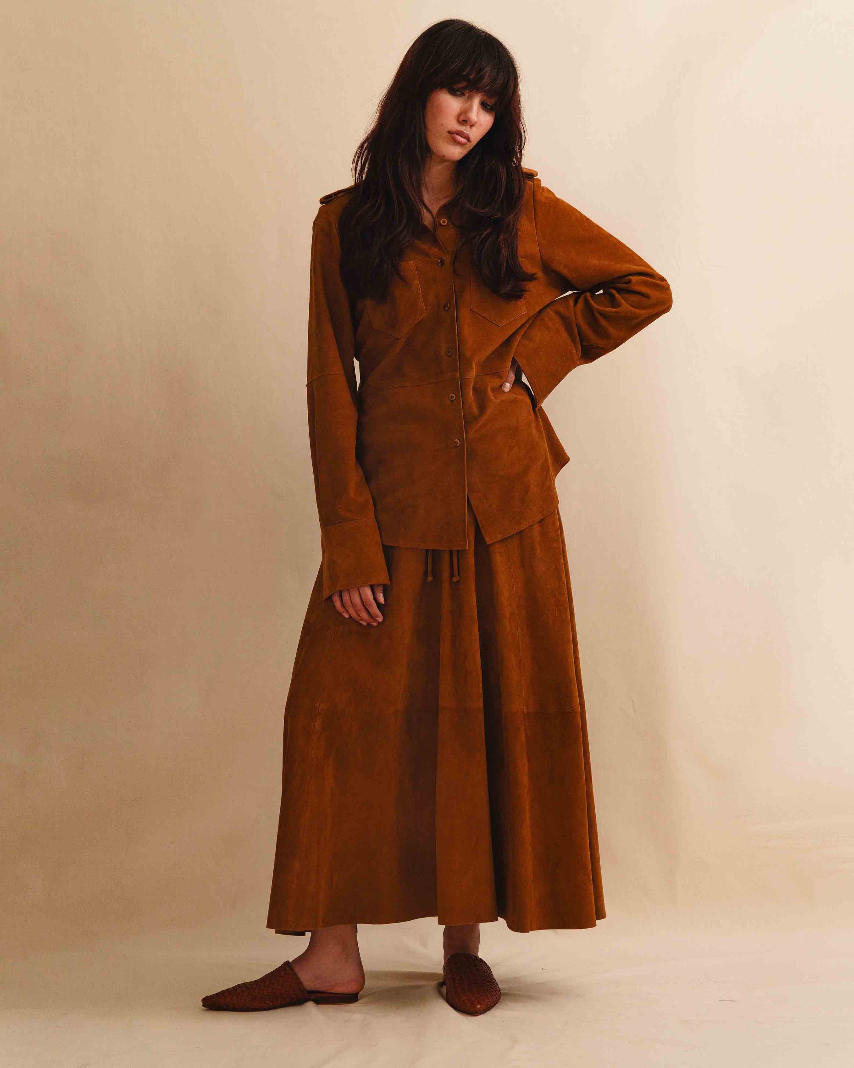 Die Leather Blouse ALEA von LABEL17 ist aus weichem Veloursleder gefertigt. Klare Linien, eine entspannte Passform und lange Ärmel verleihen ihr eine raffinierte Silhouette mit subtiler Struktur. Als Hemdbluse tragbar oder offen gestylt als Overshirt – ein zeitloses Essential für den Alltag.