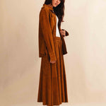 Die Leather Blouse ALEA von LABEL17 ist aus weichem Veloursleder gefertigt. Klare Linien, eine entspannte Passform und lange Ärmel verleihen ihr eine raffinierte Silhouette mit subtiler Struktur. Als Hemdbluse tragbar oder offen gestylt als Overshirt – ein zeitloses Essential für den Alltag.