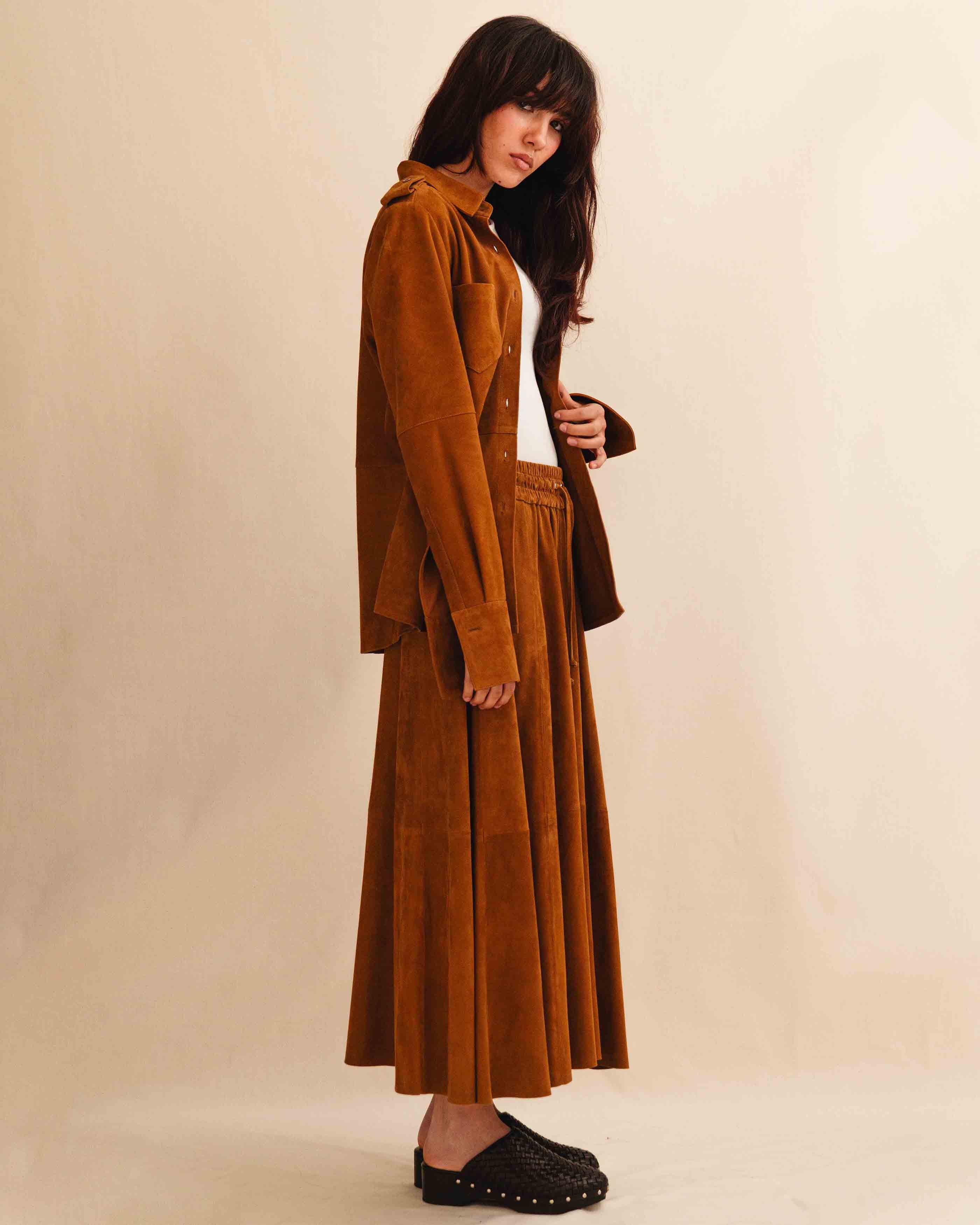 Die Leather Blouse ALEA von LABEL17 ist aus weichem Veloursleder gefertigt. Klare Linien, eine entspannte Passform und lange Ärmel verleihen ihr eine raffinierte Silhouette mit subtiler Struktur. Als Hemdbluse tragbar oder offen gestylt als Overshirt – ein zeitloses Essential für den Alltag.
