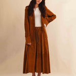 Die Leather Blouse ALEA von LABEL17 ist aus weichem Veloursleder gefertigt. Klare Linien, eine entspannte Passform und lange Ärmel verleihen ihr eine raffinierte Silhouette mit subtiler Struktur. Als Hemdbluse tragbar oder offen gestylt als Overshirt – ein zeitloses Essential für den Alltag.