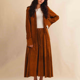 Die Leather Blouse ALEA von LABEL17 ist aus weichem Veloursleder gefertigt. Klare Linien, eine entspannte Passform und lange Ärmel verleihen ihr eine raffinierte Silhouette mit subtiler Struktur. Als Hemdbluse tragbar oder offen gestylt als Overshirt – ein zeitloses Essential für den Alltag.