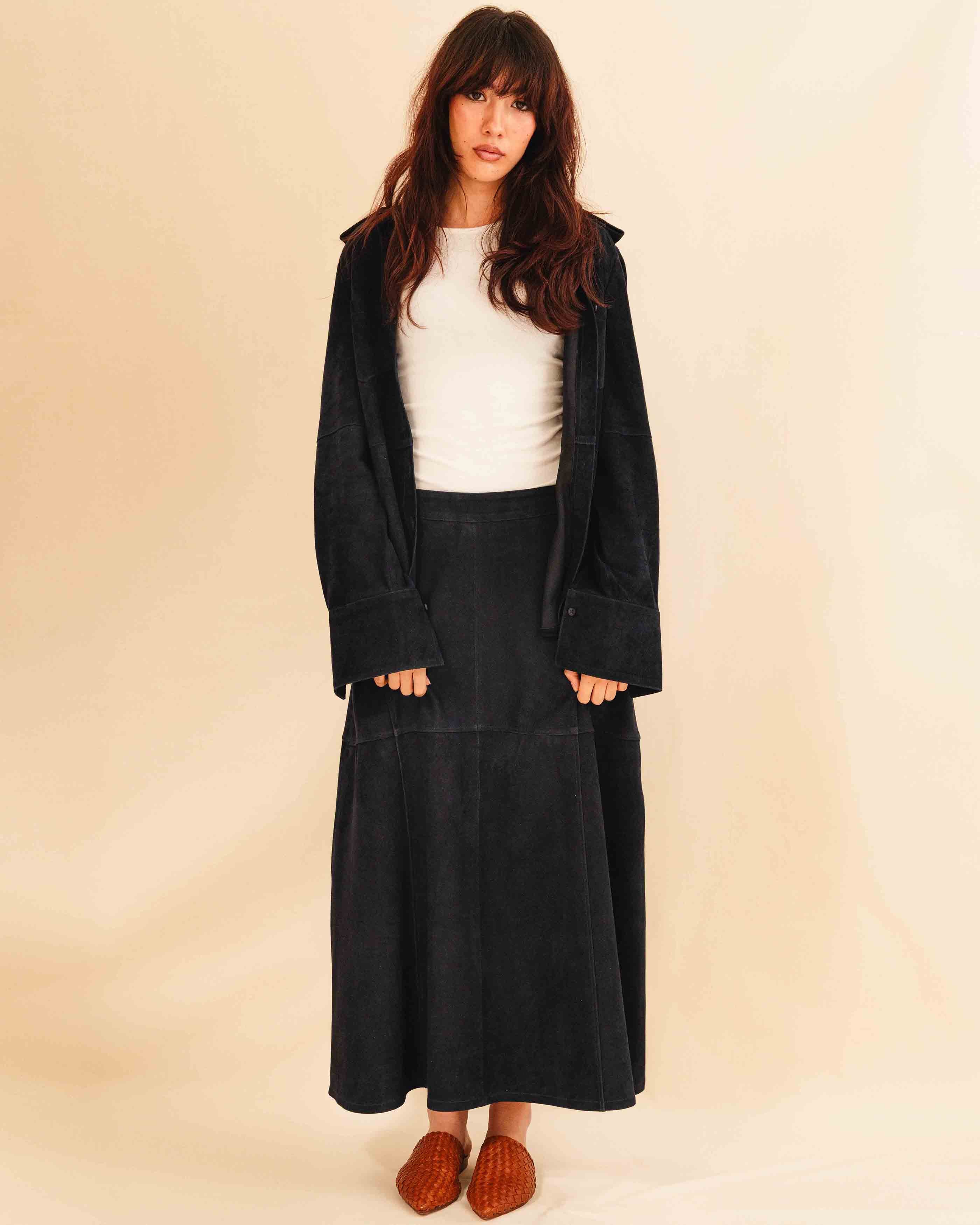Die Leather Blouse ALEA von LABEL17 ist aus weichem Veloursleder gefertigt. Klare Linien, eine entspannte Passform und lange Ärmel verleihen ihr eine raffinierte Silhouette mit subtiler Struktur. Als Hemdbluse tragbar oder offen gestylt als Overshirt – ein zeitloses Essential für den Alltag.