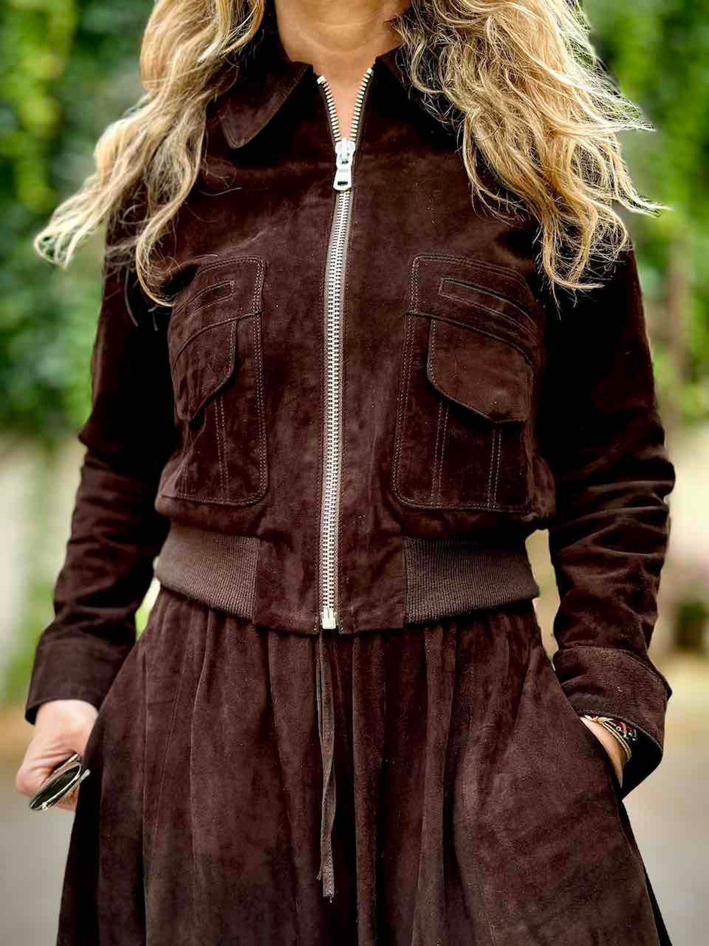Der Lederrock JACKIE von LABEL17, gefertigt aus geschmeidigem Velours-Leder, kombiniert eine lässige Passform mit einem bequemen Elastikbund. Er zaubert eine wunderschöne Silhouette und ist vielseitig einsetzbar. Handgefertigt in Marokko.