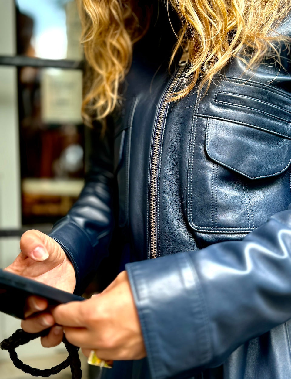 Unsere LABEL17 Lederjacke ALEX besticht durch die aufgesetzten Taschen im Retro-Design. Durch Ihre kurze, figurschmeichelnde Passform harmoniert Sie perfekt mit unserem Lederrock JACKIE oder der liebsten High-Waist-Jeans. Gefertigt aus feinstem Nappaleder, ist sie ein zeitloses Highlight für die Garderobe und wird zum jahrelangen Begleiter.
Handgefertigt in Marokko.