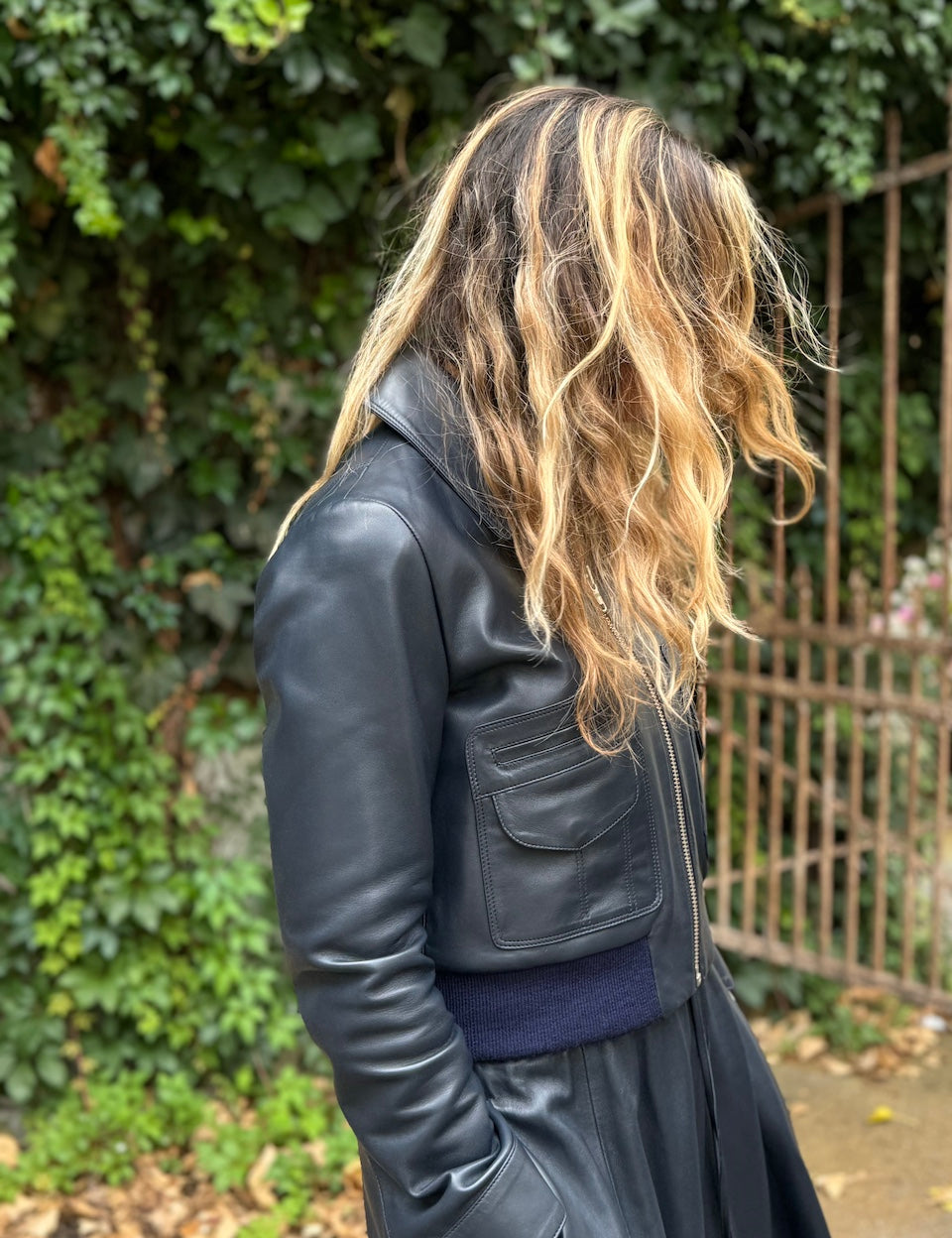 Unsere LABEL17 Lederjacke ALEX besticht durch die aufgesetzten Taschen im Retro-Design. Durch Ihre kurze, figurschmeichelnde Passform harmoniert Sie perfekt mit unserem Lederrock JACKIE oder der liebsten High-Waist-Jeans. Gefertigt aus feinstem Nappaleder, ist sie ein zeitloses Highlight für die Garderobe und wird zum jahrelangen Begleiter.
Handgefertigt in Marokko.
