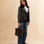 Die Leather Jacket Perfecto KATE von LABEL17, aus feinstem Nappaleder, ist ein zeitloses Highlight mit rockigem Charakter. Der abnehmbare Lammfell-Kragen-Besatz und die goldenen Beschläge verleihen dem klassischen Perfecto-Schnitt eine edle Note – lässig und elegant zugleich. Eine Investition, die zum jahrelangen Begleiter wird.