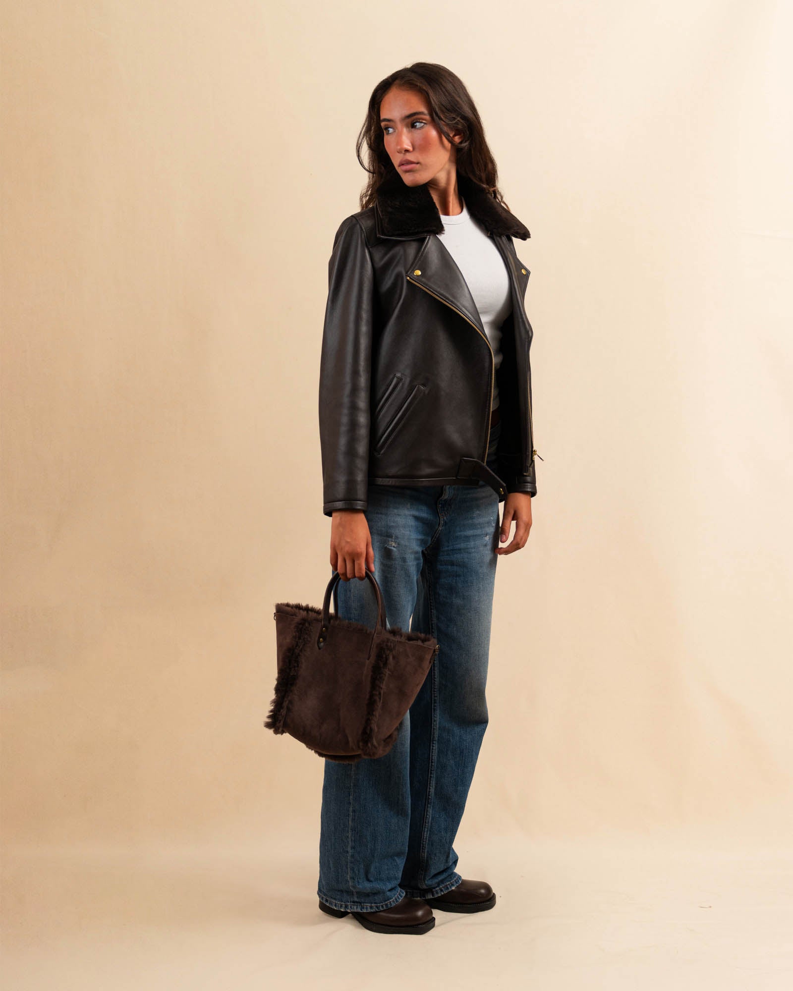 Die Leather Jacket Perfecto KATE von LABEL17, aus feinstem Nappaleder, ist ein zeitloses Highlight mit rockigem Charakter. Der abnehmbare Lammfell-Kragen-Besatz und die goldenen Beschläge verleihen dem klassischen Perfecto-Schnitt eine edle Note – lässig und elegant zugleich. Eine Investition, die zum jahrelangen Begleiter wird.