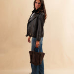 Die Leather Jacket Perfecto KATE von LABEL17, aus feinstem Nappaleder, ist ein zeitloses Highlight mit rockigem Charakter. Der abnehmbare Lammfell-Kragen-Besatz und die goldenen Beschläge verleihen dem klassischen Perfecto-Schnitt eine edle Note – lässig und elegant zugleich. Eine Investition, die zum jahrelangen Begleiter wird.