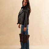 Die Leather Jacket Perfecto KATE von LABEL17, aus feinstem Nappaleder, ist ein zeitloses Highlight mit rockigem Charakter. Der abnehmbare Lammfell-Kragen-Besatz und die goldenen Beschläge verleihen dem klassischen Perfecto-Schnitt eine edle Note – lässig und elegant zugleich. Eine Investition, die zum jahrelangen Begleiter wird.