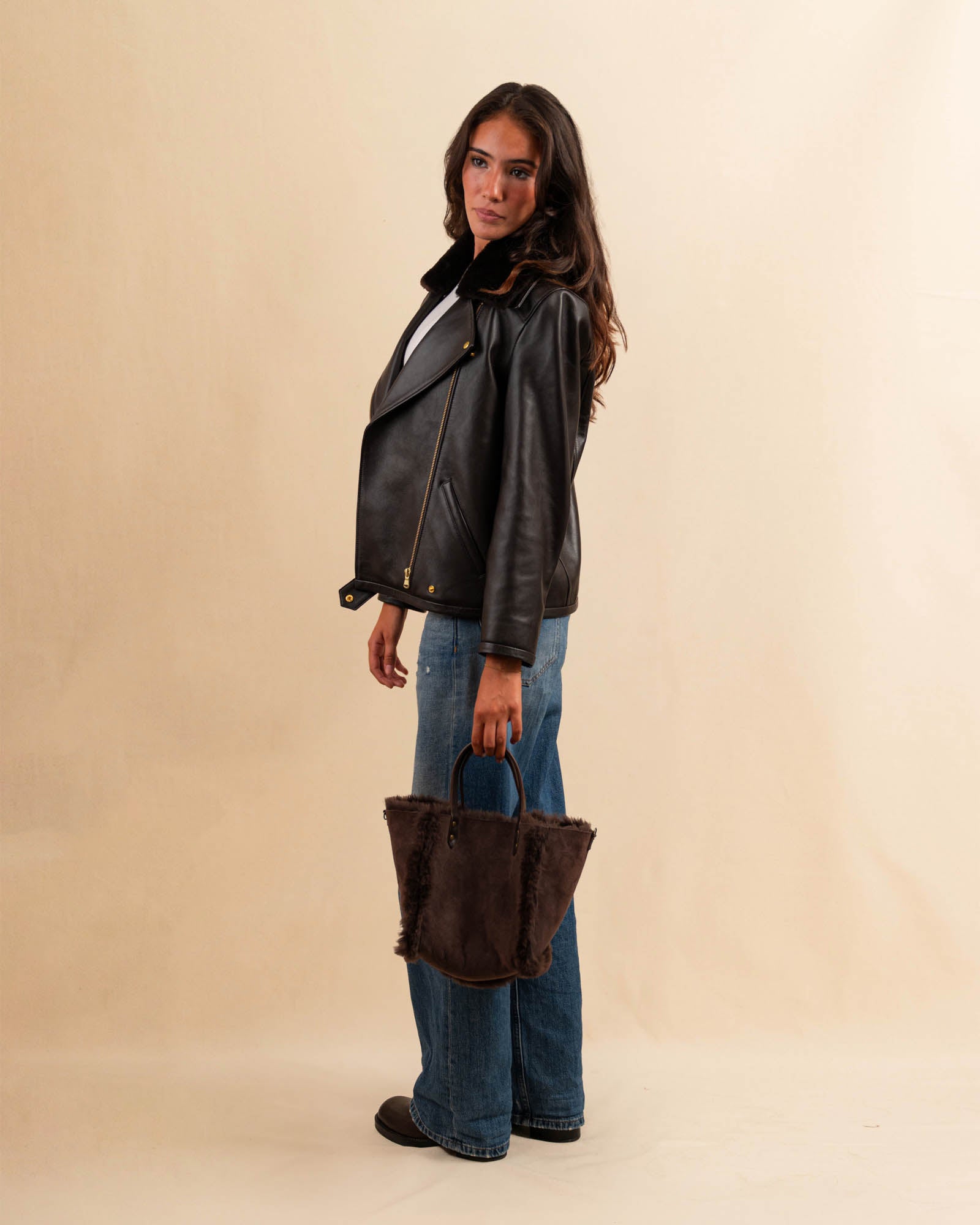 Die Leather Jacket Perfecto KATE von LABEL17, aus feinstem Nappaleder, ist ein zeitloses Highlight mit rockigem Charakter. Der abnehmbare Lammfell-Kragen-Besatz und die goldenen Beschläge verleihen dem klassischen Perfecto-Schnitt eine edle Note – lässig und elegant zugleich. Eine Investition, die zum jahrelangen Begleiter wird.