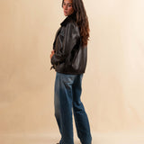 Die Leather Jacket Perfecto KATE von LABEL17, aus feinstem Nappaleder, ist ein zeitloses Highlight mit rockigem Charakter. Der abnehmbare Lammfell-Kragen-Besatz und die goldenen Beschläge verleihen dem klassischen Perfecto-Schnitt eine edle Note – lässig und elegant zugleich. Eine Investition, die zum jahrelangen Begleiter wird.