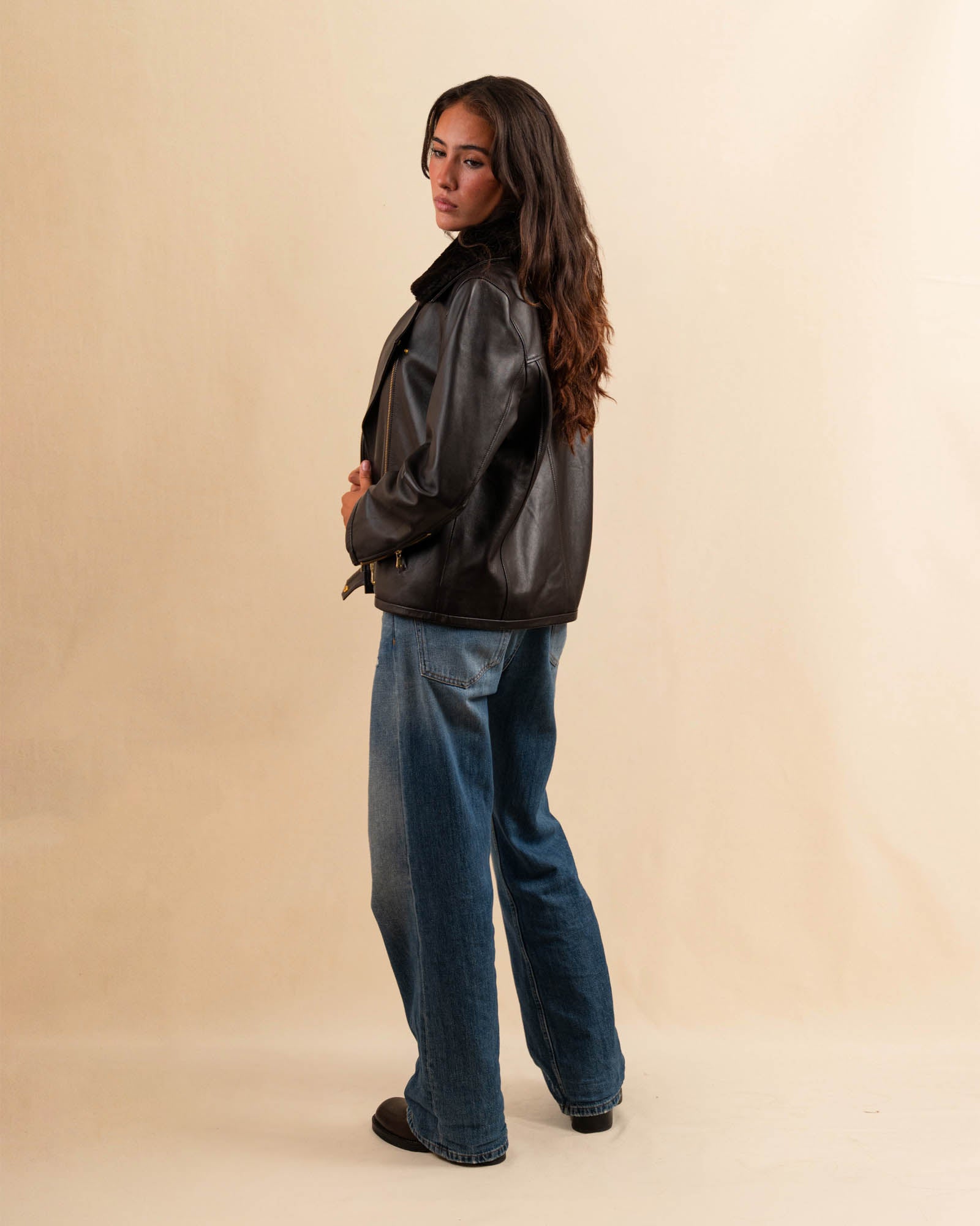 Die Leather Jacket Perfecto KATE von LABEL17, aus feinstem Nappaleder, ist ein zeitloses Highlight mit rockigem Charakter. Der abnehmbare Lammfell-Kragen-Besatz und die goldenen Beschläge verleihen dem klassischen Perfecto-Schnitt eine edle Note – lässig und elegant zugleich. Eine Investition, die zum jahrelangen Begleiter wird.