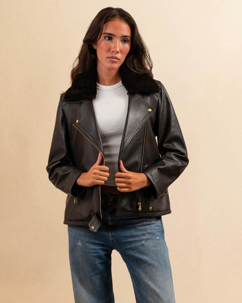 Die Leather Jacket Perfecto KATE von LABEL17, aus feinstem Nappaleder, ist ein zeitloses Highlight mit rockigem Charakter. Der abnehmbare Lammfell-Kragen-Besatz und die goldenen Beschläge verleihen dem klassischen Perfecto-Schnitt eine edle Note – lässig und elegant zugleich. Eine Investition, die zum jahrelangen Begleiter wird.