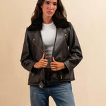 Die Leather Jacket Perfecto KATE von LABEL17, aus feinstem Nappaleder, ist ein zeitloses Highlight mit rockigem Charakter. Der abnehmbare Lammfell-Kragen-Besatz und die goldenen Beschläge verleihen dem klassischen Perfecto-Schnitt eine edle Note – lässig und elegant zugleich. Eine Investition, die zum jahrelangen Begleiter wird.