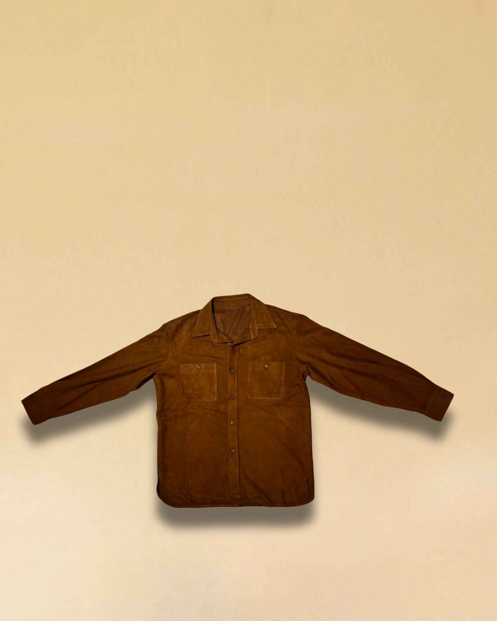 Overshirt 'OLIVIER' von LABEL17 in Cognac. Das Shirt-Modell in Suede Qualität begeistert als Übergangsbegleiter. Modische Hemd-Aufmachung, gefertigt in Marokko