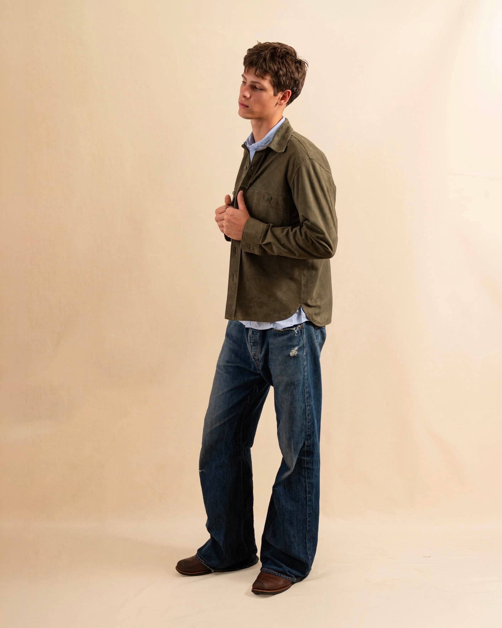 Das Leather Overshirt OLIVIER von LABEL17 ,aus hochwertigem Veloursleder ,überzeugt mit klassischen Hemd-Details: Button-Down-Schnitt, zwei grosse Brusttaschen mit Knopf und ein kleiner Stifthalter als verspieltes Finish. Unisex.