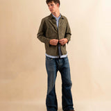 Das Leather Overshirt OLIVIER von LABEL17 ,aus hochwertigem Veloursleder ,überzeugt mit klassischen Hemd-Details: Button-Down-Schnitt, zwei grosse Brusttaschen mit Knopf und ein kleiner Stifthalter als verspieltes Finish. Unisex.
