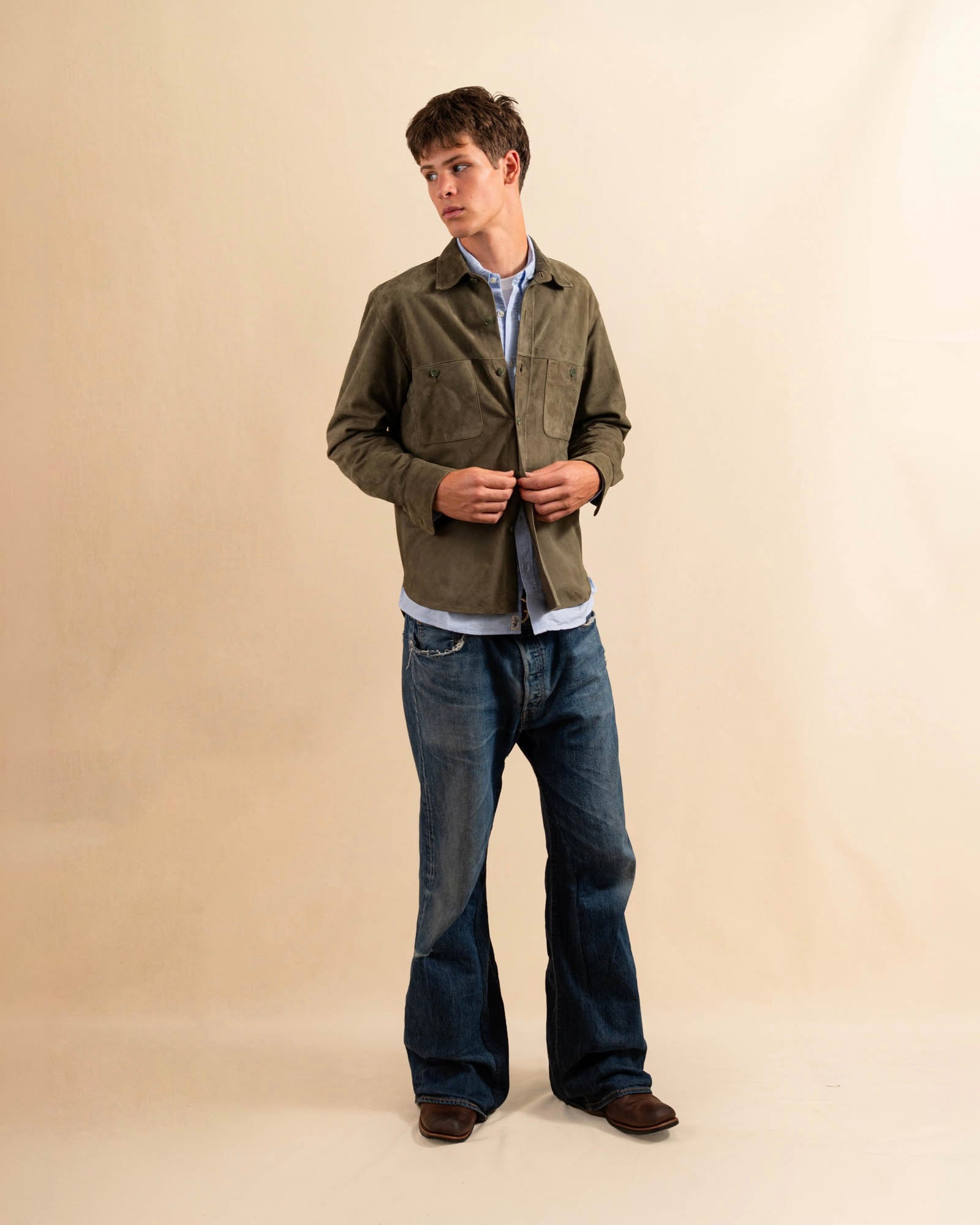 Das Leather Overshirt OLIVIER von LABEL17 ,aus hochwertigem Veloursleder ,überzeugt mit klassischen Hemd-Details: Button-Down-Schnitt, zwei grosse Brusttaschen mit Knopf und ein kleiner Stifthalter als verspieltes Finish. Unisex.