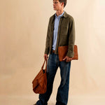 Das Leather Overshirt OLIVIER von LABEL17 ,aus hochwertigem Veloursleder ,überzeugt mit klassischen Hemd-Details: Button-Down-Schnitt, zwei grosse Brusttaschen mit Knopf und ein kleiner Stifthalter als verspieltes Finish. Unisex.