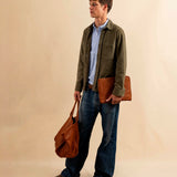 Das Leather Overshirt OLIVIER von LABEL17 ,aus hochwertigem Veloursleder ,überzeugt mit klassischen Hemd-Details: Button-Down-Schnitt, zwei grosse Brusttaschen mit Knopf und ein kleiner Stifthalter als verspieltes Finish. Unisex.