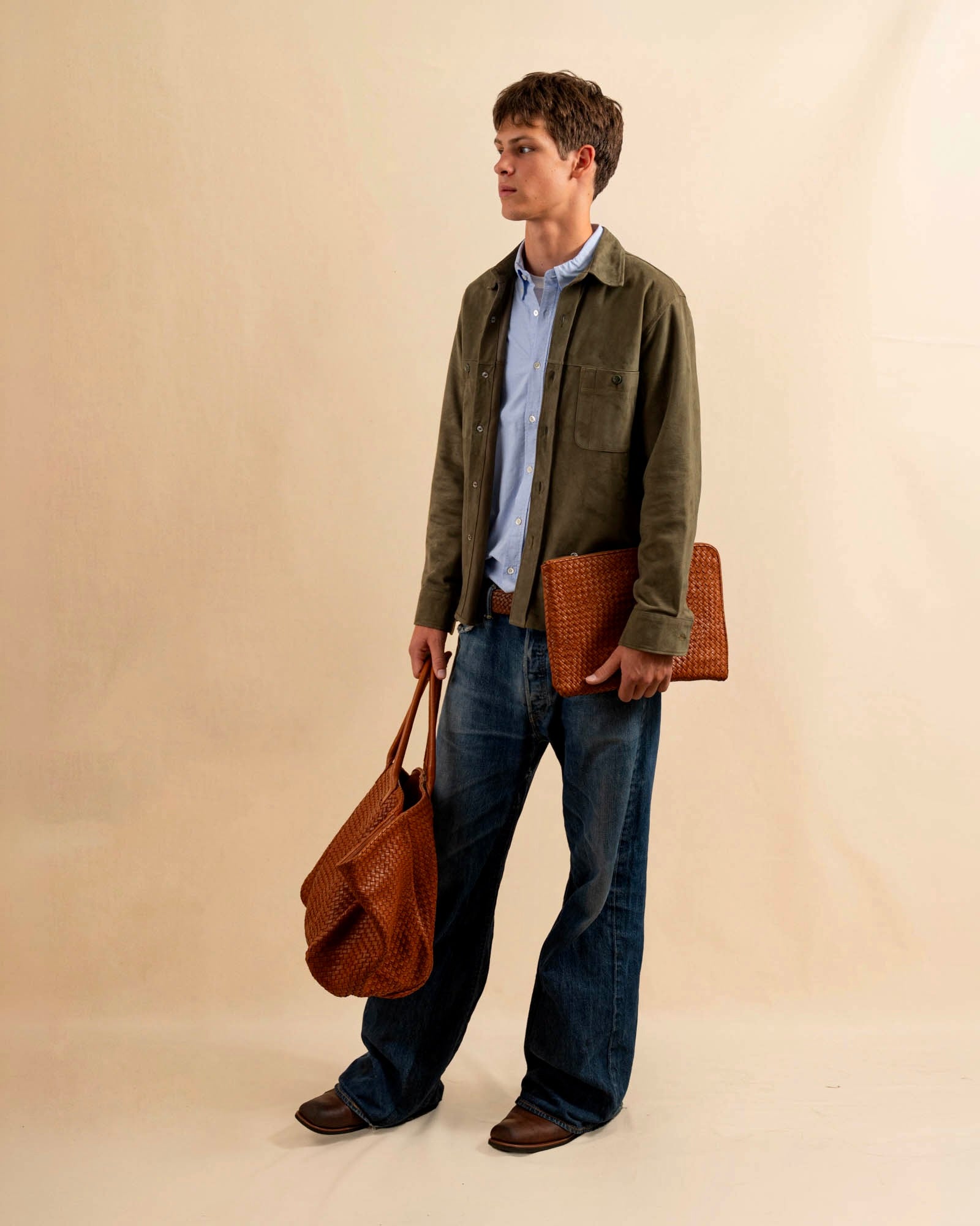 Das Leather Overshirt OLIVIER von LABEL17 ,aus hochwertigem Veloursleder ,überzeugt mit klassischen Hemd-Details: Button-Down-Schnitt, zwei grosse Brusttaschen mit Knopf und ein kleiner Stifthalter als verspieltes Finish. Unisex.