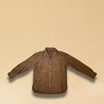 Overshirt 'OLIVIER' von LABEL17 in Sand. Das Shirt-Modell in Suede Qualität begeistert als Übergangsbegleiter. Modische Hemd-Aufmachung, gefertigt in Marokko