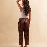 Unsere Leather Pants Boyfriend FRANCA ist aus feinstem Nappaleder gefertigt und besticht durch seine sehr bequeme Passform. Die weich fliessende Silhouette schmeichelt der Figur und verleiht dem Look eine besondere Note - lässig und stilvoll zugleich.