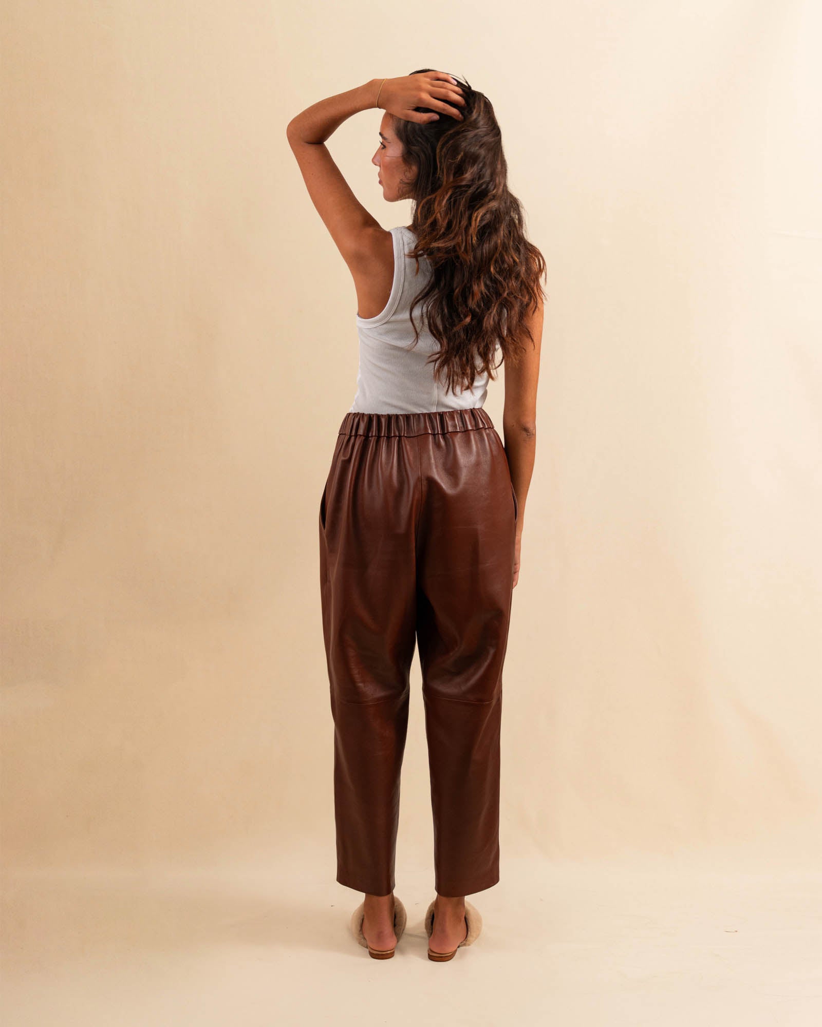Unsere Leather Pants Boyfriend FRANCA ist aus feinstem Nappaleder gefertigt und besticht durch seine sehr bequeme Passform. Die weich fliessende Silhouette schmeichelt der Figur und verleiht dem Look eine besondere Note - lässig und stilvoll zugleich.