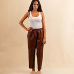 Unsere Leather Pants Boyfriend FRANCA ist aus feinstem Nappaleder gefertigt und besticht durch seine sehr bequeme Passform. Die weich fliessende Silhouette schmeichelt der Figur und verleiht dem Look eine besondere Note - lässig und stilvoll zugleich.