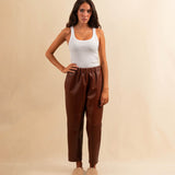 Unsere Leather Pants Boyfriend FRANCA ist aus feinstem Nappaleder gefertigt und besticht durch seine sehr bequeme Passform. Die weich fliessende Silhouette schmeichelt der Figur und verleiht dem Look eine besondere Note - lässig und stilvoll zugleich.