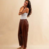 Unsere Leather Pants Boyfriend FRANCA ist aus feinstem Nappaleder gefertigt und besticht durch seine sehr bequeme Passform. Die weich fliessende Silhouette schmeichelt der Figur und verleiht dem Look eine besondere Note - lässig und stilvoll zugleich.