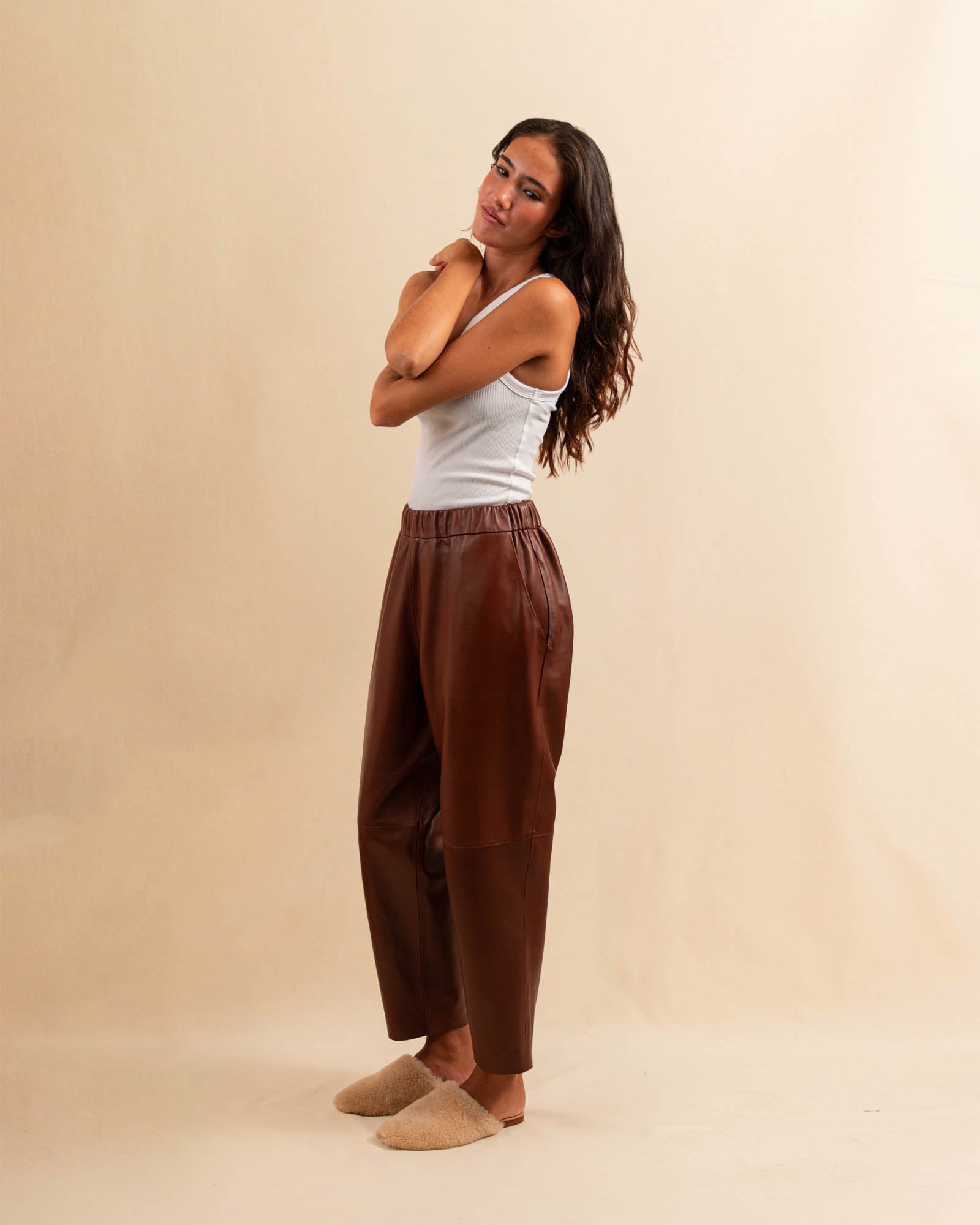 Unsere Leather Pants Boyfriend FRANCA ist aus feinstem Nappaleder gefertigt und besticht durch seine sehr bequeme Passform. Die weich fliessende Silhouette schmeichelt der Figur und verleiht dem Look eine besondere Note - lässig und stilvoll zugleich.