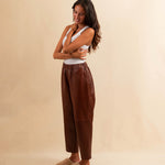 Unsere Leather Pants Boyfriend FRANCA ist aus feinstem Nappaleder gefertigt und besticht durch seine sehr bequeme Passform. Die weich fliessende Silhouette schmeichelt der Figur und verleiht dem Look eine besondere Note - lässig und stilvoll zugleich.