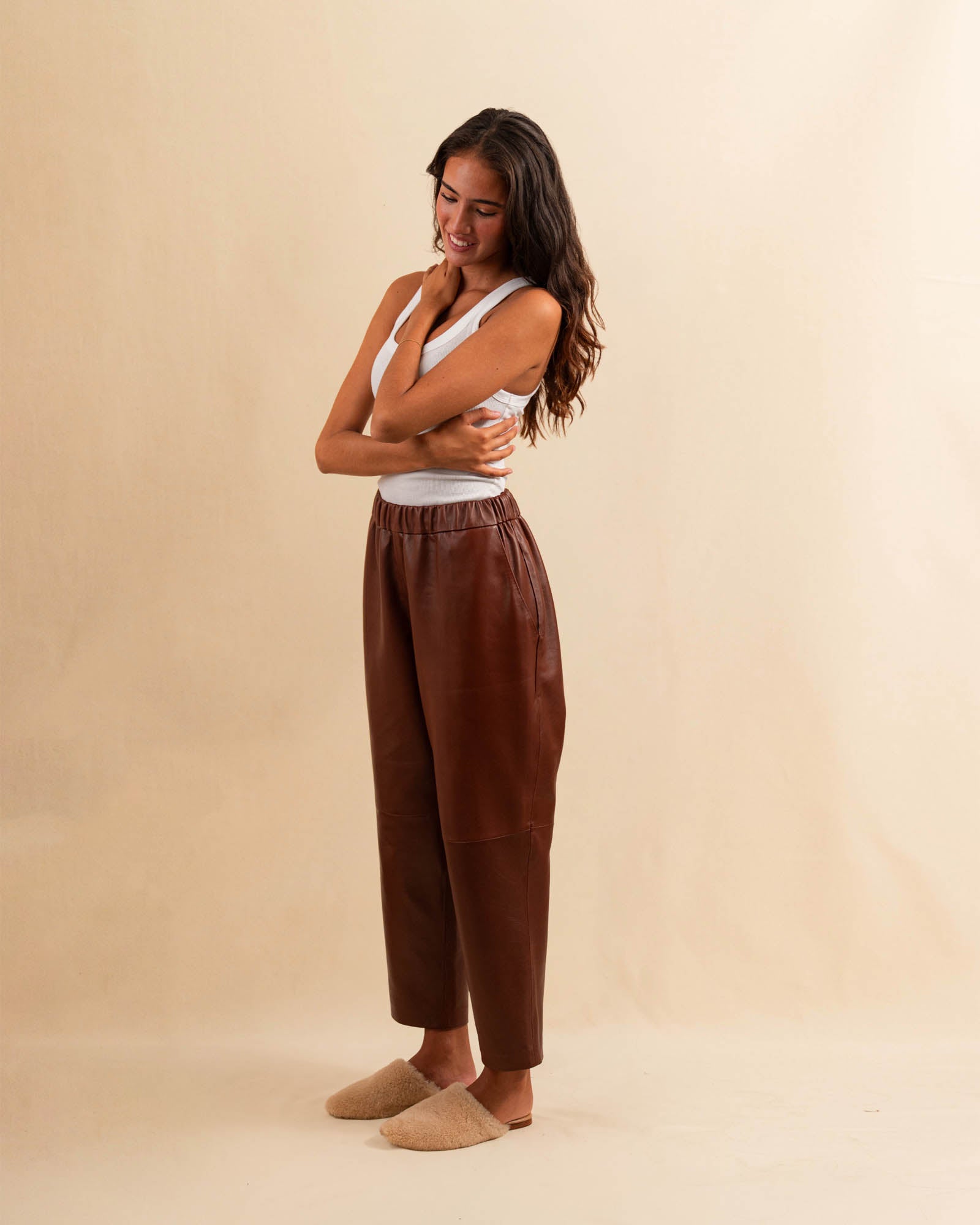 Unsere Leather Pants Boyfriend FRANCA ist aus feinstem Nappaleder gefertigt und besticht durch seine sehr bequeme Passform. Die weich fliessende Silhouette schmeichelt der Figur und verleiht dem Look eine besondere Note - lässig und stilvoll zugleich.