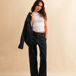 Unsere Wide Leg Leather Pants CLEO ist aus feinstem Veloursleder gefertigt und besticht durch seine sanft ausgestellte A-Linienform. Die weich fliessende Silhouette schmeichelt der Figur und verleiht dem Look eine besondere Note – lässig und stilvoll zugleich.